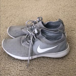 Nike Juvenate Sneaker, Wolf Grey/ White, Size 7
